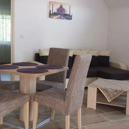 Kardos Apartman Holiday home *