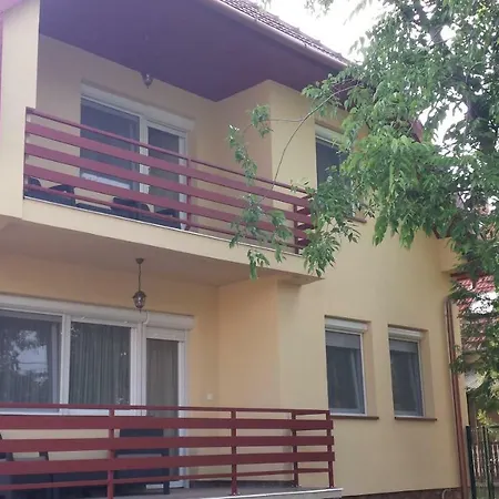 Kardos Apartman Holiday home *