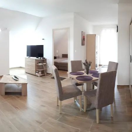 Kardos Apartman Holiday home *