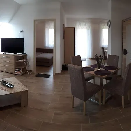 Kardos Apartman Holiday home