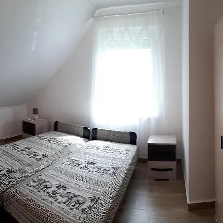 Kardos Apartman Holiday home *